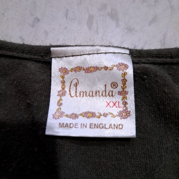 Amanda | Lace Trim V-Neck Top olive Green - Picture 7 of 10